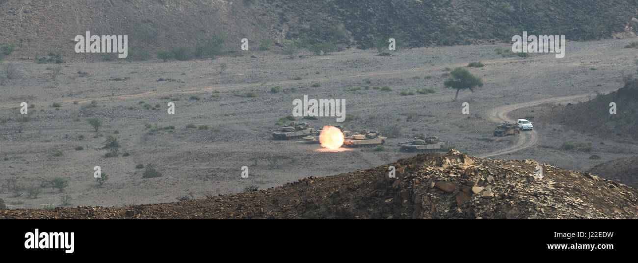 Ein Hauptkampfpanzer der US Marine M1A1 von der 24. Marine Expeditionary Unit greift ein simuliertes Ziel während der Übung Alligatordolch in der Arta Range in Dschibuti an. Die 24. MEU, Teil der Bataan Amphibious Ready Group, unterstützt die Seeverkehrssicherheitsmaßnahmen im Gebiet der 5. US-Flotte. Stockfoto