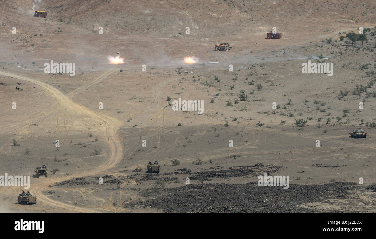 Marines und Matrosen der 24. MEU führten am 9. April 2017 in der Arta Range, Dschibuti, ein Bodenangriffstraining mit AAV-P7/A1 amphibischen Angriffsfahrzeugen und einem M1A1-Panzer durch. Stockfoto