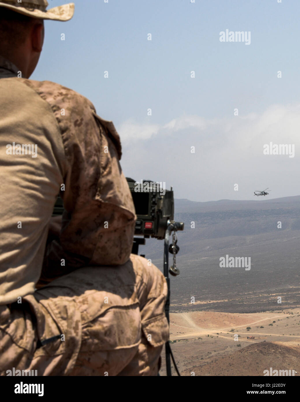 Ein Marine der 24. MEU steuert am 9. April 2017 einen SH-60 Seahawk während der Übung Alligatordolch in Arta Plage, Dschibuti, und verbessert damit die operativen Fähigkeiten des Navy-Marine Corps. Stockfoto