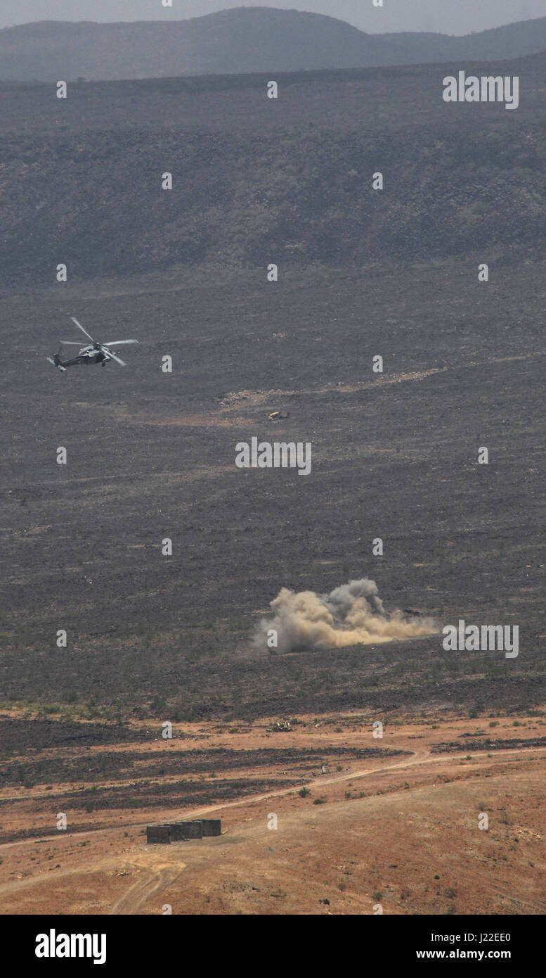 Ein SH-60 Seahawk der US Navy führt simulierte Zieleinsätze während der Übung Alligatordolch in der Arta Range, Djibouti, am 9. April 2017 durch, um die Einsatzfähigkeiten des Navy-Marine Corps zu verbessern. Stockfoto