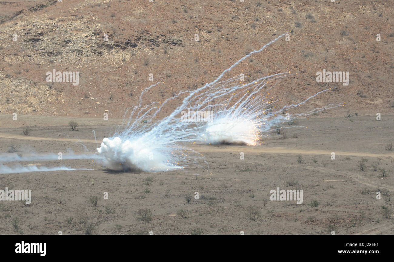 Die US-Marine-Artillerie führt am 9. April 2017 während der Übung Alligatordolch ein simuliertes Ziel in der Arta Range, Djibouti, durch, um die Fähigkeiten aufrechtzuerhalten und bilaterale Schulungen mit anderen Diensten durchzuführen. Stockfoto
