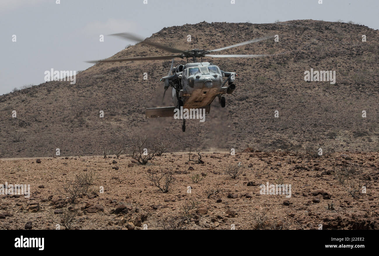 Eine SH-60 Seahawk der US Navy landet während der Übung Alligatordolch in der Arta Range, Djibouti, und verbessert die Fähigkeiten der Seesicherheit für Marines und Seeleute. Stockfoto
