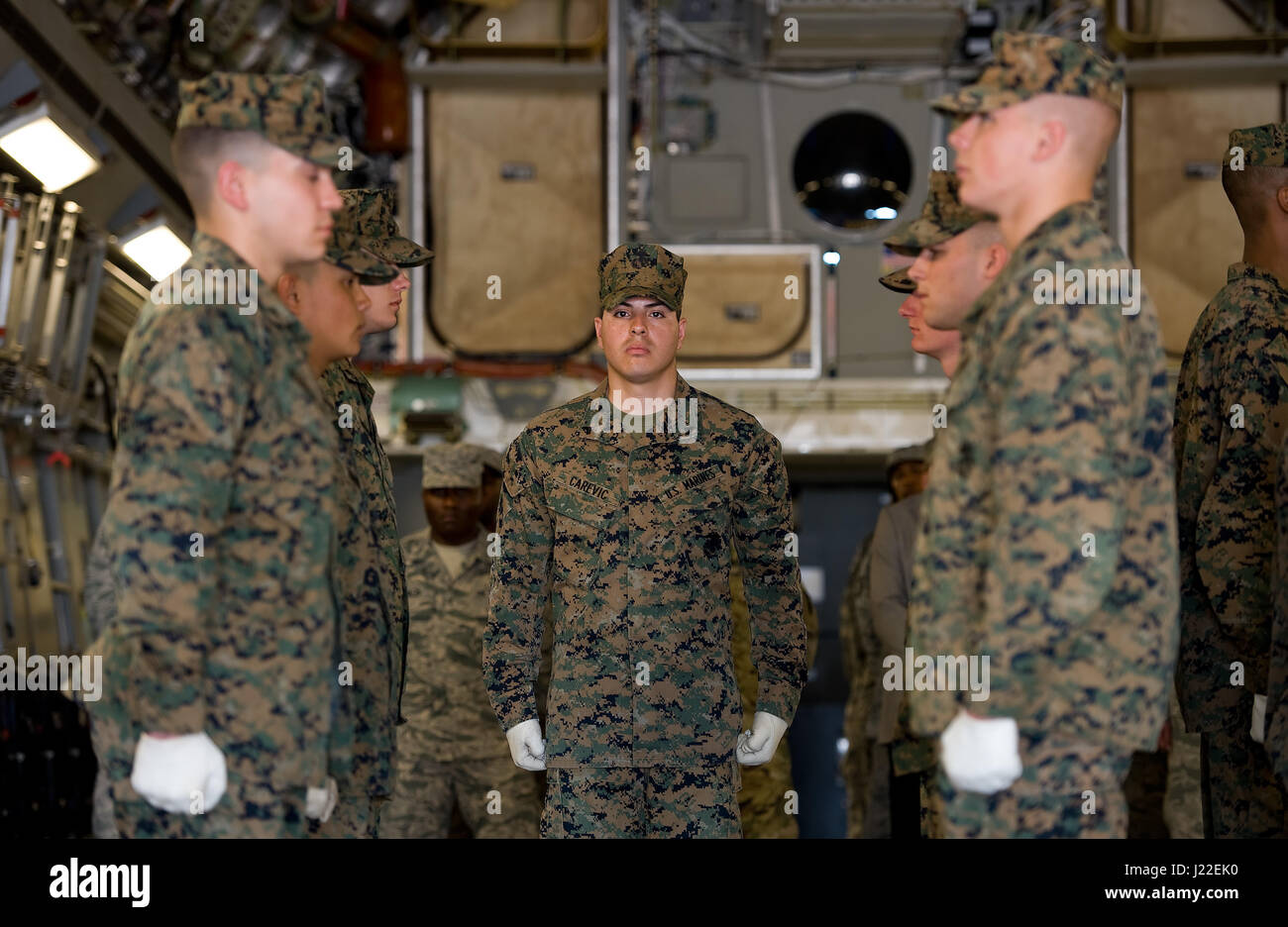 Ein US-Marine Corps tragen Team bereitet sich einen Verteilergetriebe bei einer simulierten würdige Übertragung 11. April 2017, auf der Dover Air Force Base, Del. Heben Die Marines trug die simulierten gefallenen Service-Mitglied über die Rampe eine c-17 Globemaster III, vorbei an der offiziellen Party und in der Leichenhalle Transferfahrzeug als simulierte Familienmitglieder als Teil der gefaltet Flagge 2017 mass Casualty Trainingsübung beobachtet. (Foto: Roland Balik US Air Force) Stockfoto