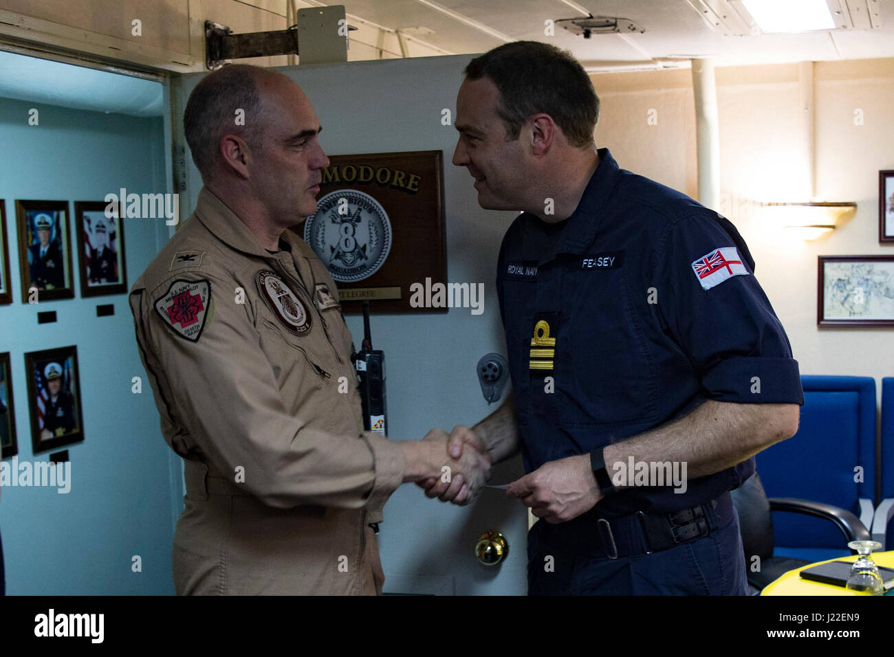 Die Befehlshaber der USS Bataan und der HMS Monmouth treffen sich während der Übung Alligator Dagger 17, um die multilateralen maritimen Fähigkeiten im Gebiet der 5. US-Flotte mit Partnern und Verbündeten zu verbessern. Stockfoto