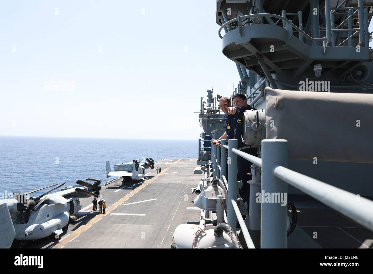 Das amphibische Angriffsschiff USS Bataan (LHD 5) nimmt am 11. April 2017 an der Übung Alligator Dagger 17 im Einsatzgebiet der 5. US-Flotte Teil. Die Übung verbessert die multilateralen Fähigkeiten für Einheiten des US-Marine-Corps und Partnerländer. Stockfoto