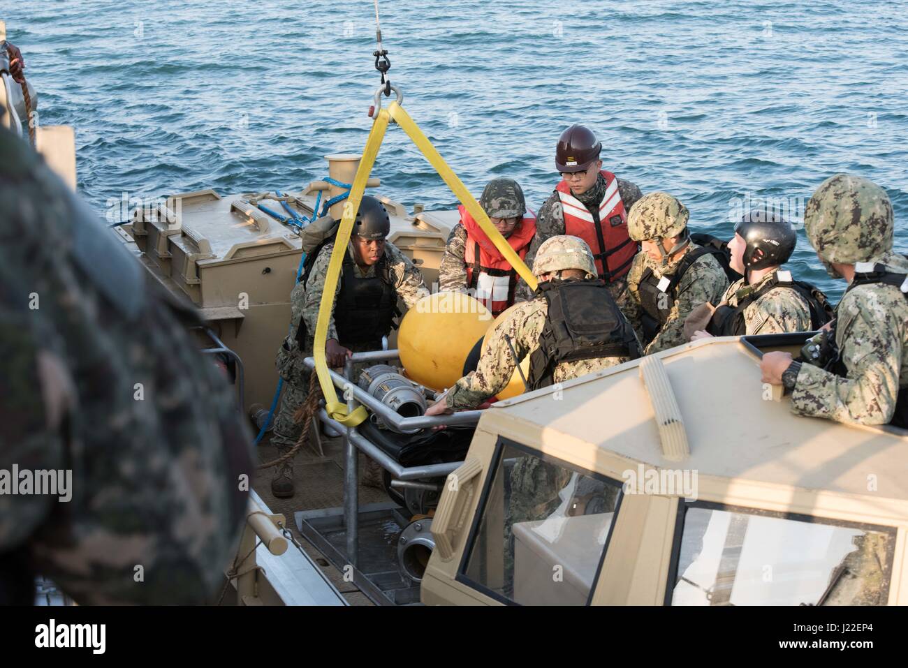 POHANG, Südkorea (11. April 2017) – Segler aus Beachmaster Einheit 1 und ROK Seabees von Naval Mobile Bau-Bataillon 2 sichern die Strand-Auswerteeinheit für die amphibische Bulk Liquid Transfer System auf die leichtere amphibische erneute Lieferung Frachtfahrzeug während Operation Pazifik erreichen Übung 2017 (OPRex17). OPRex17 ist eine bilaterale Fortbildungsveranstaltung zur Bereitschaft zu gewährleisten und aufrechtzuerhalten der ROK-US-Allianz durch die Ausübung ein Bereich Distribution Center (ADC), ein Air Terminal liefern Punkt (AZP), kombinierte gemeinsame Logistik Over-the-Shore (CJLOTS), und die Nutzung der Schiene, Binnenschifffahrt, Stockfoto