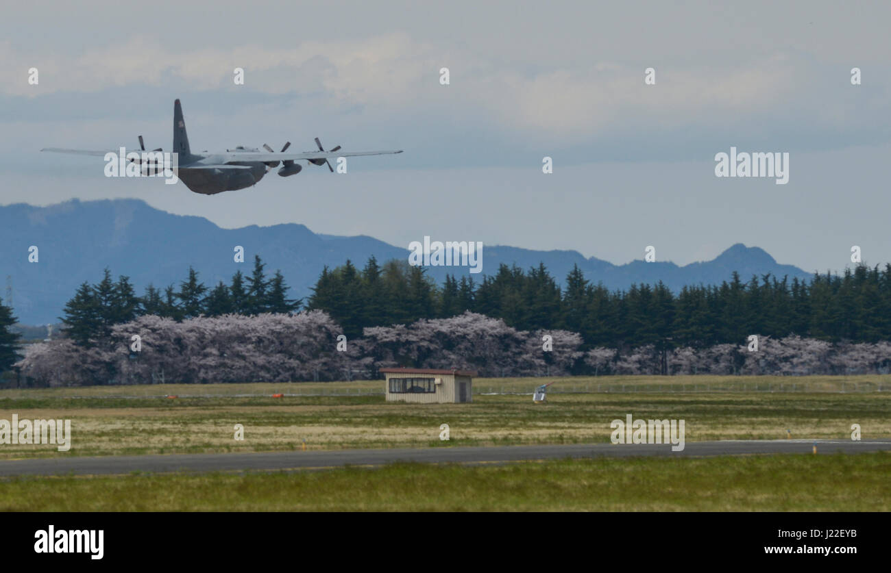 Eine C-130 Hercules startet auf der Yokota Air Base, Japan, während eines letzten Fluges eines Vizekommanders und markiert damit einen Meilenstein im 374. Airlift-Flügel. Stockfoto