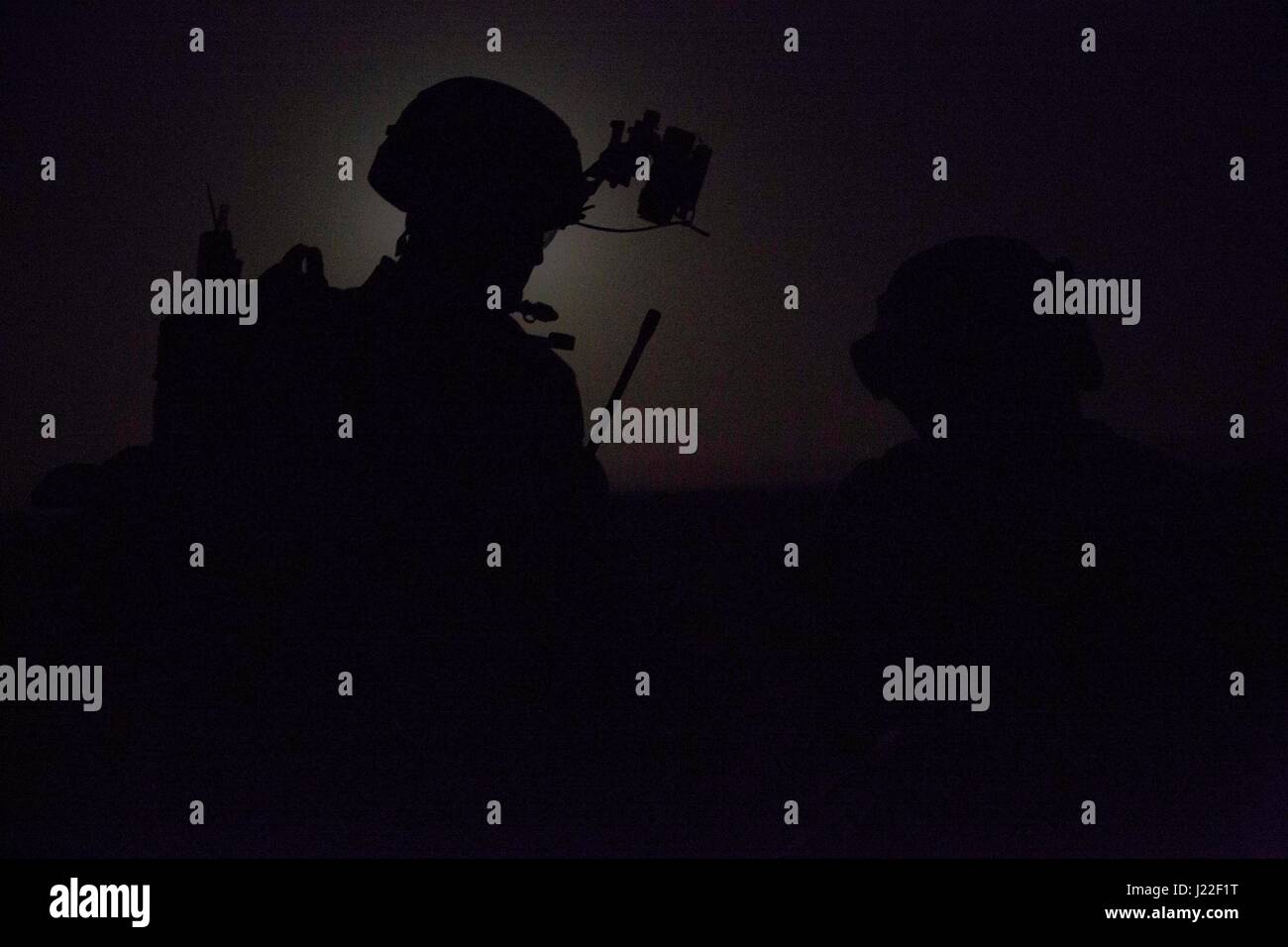 Marines des 3. Bataillons, 6. Marine Regiment, 24. Marine Expeditionary Unit, führen am 12. April einen vertikalen nächtlichen Angriff während der Übung Alligatordolch 17 durch. Die Übung verbessert die multilateralen Fähigkeiten des US-Navy-Korps und der alliierten Operationen im Gebiet der 5. Flotte, wodurch die Sicherheit im Seeverkehr und die Sicherheit der Partner unterstützt werden. Stockfoto