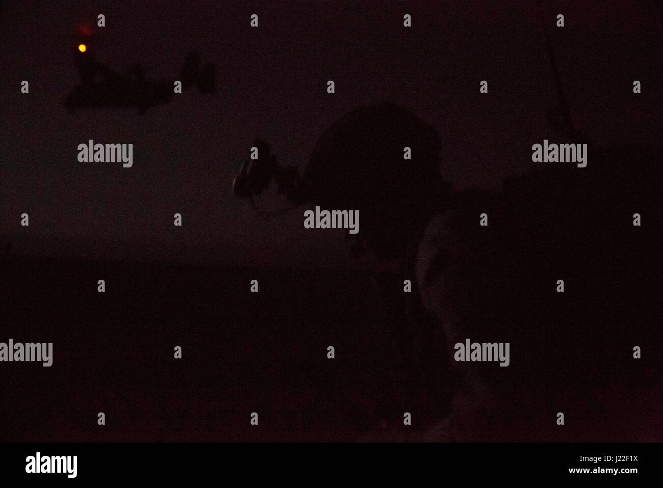 Die 24th Marine Expeditionary Unit führt während der Übung Alligatordolch 17 einen vertikalen Angriff durch, um die multilateralen Fähigkeiten zu verbessern und die maritimen Sicherheitseinsätze im Einsatzgebiet der 5. Flotte zu unterstützen. Stockfoto