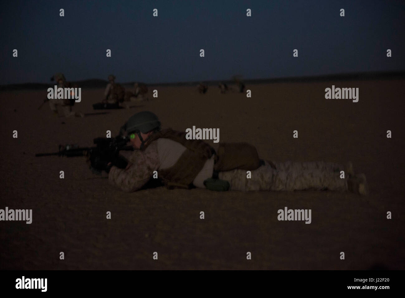 Marines des 3. Bataillons, 6. Marineregiment, 24. MEU sorgen für Sicherheit während eines vertikalen Angriffs in Übung Alligator Dagger 17 und verbessern damit die Einsatzfähigkeit der US Navy und der alliierten Verbündeten im Gebiet der 5. Flotte für maritime Sicherheit und Freiheit der Schifffahrt. Stockfoto