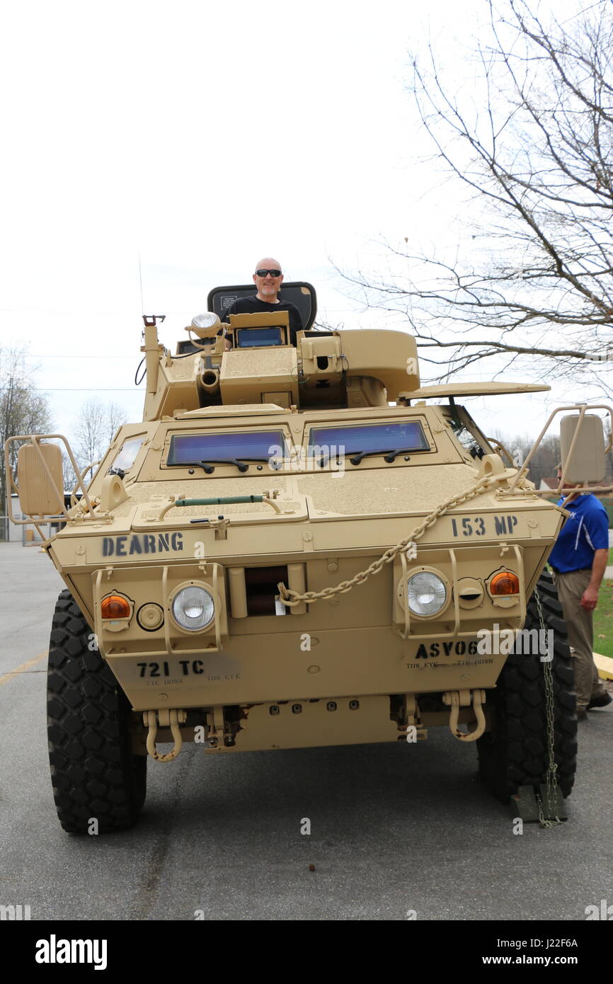 Die Delaware Army National Guard Recruiting und Retention Bataillon veranstaltet Pädagogen aus New Castle County am Mittwoch, 12. April 2017.  Im Rahmen der Veranstaltung bekommen Pädagogen verwenden das Engagement Skills Trainer und virtuelle Konvoi-Operationen-Trainer, als auch schauen sich das Innere eines gepanzerten Sicherheitsfahrzeug oder ASV.  (US Army National Guard Foto von 2nd Lt. Wendy Callaway). Stockfoto