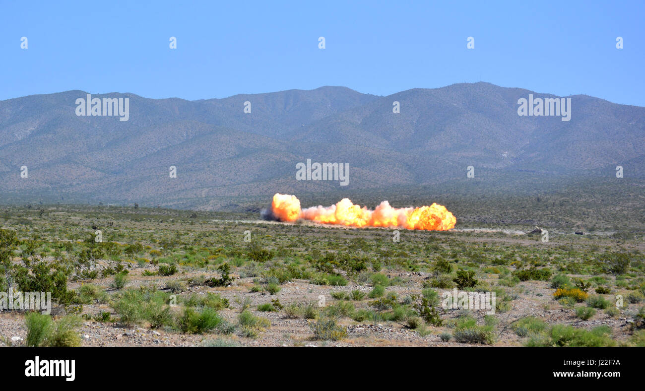 Ingenieure aus dem 10. Pionierbataillon zünden eine Mine clearing Linie kostenlos 3rd Battalion 69. Armor Regiment gegen ein Hindernis während einer live-Feuer-Übung im National Training Center in Fort Irwin, Kalifornien 13.April ermöglichen.  Eine kombinierte Waffen Verletzung gehörte zu Mai Herausforderungen 1. gepanzerte Brigade Combat Team, 3. US-Infanteriedivision während ihr entschlossenes Handeln Rotation im National Training Center. (Foto von Generalmajor Randy Ready) Stockfoto