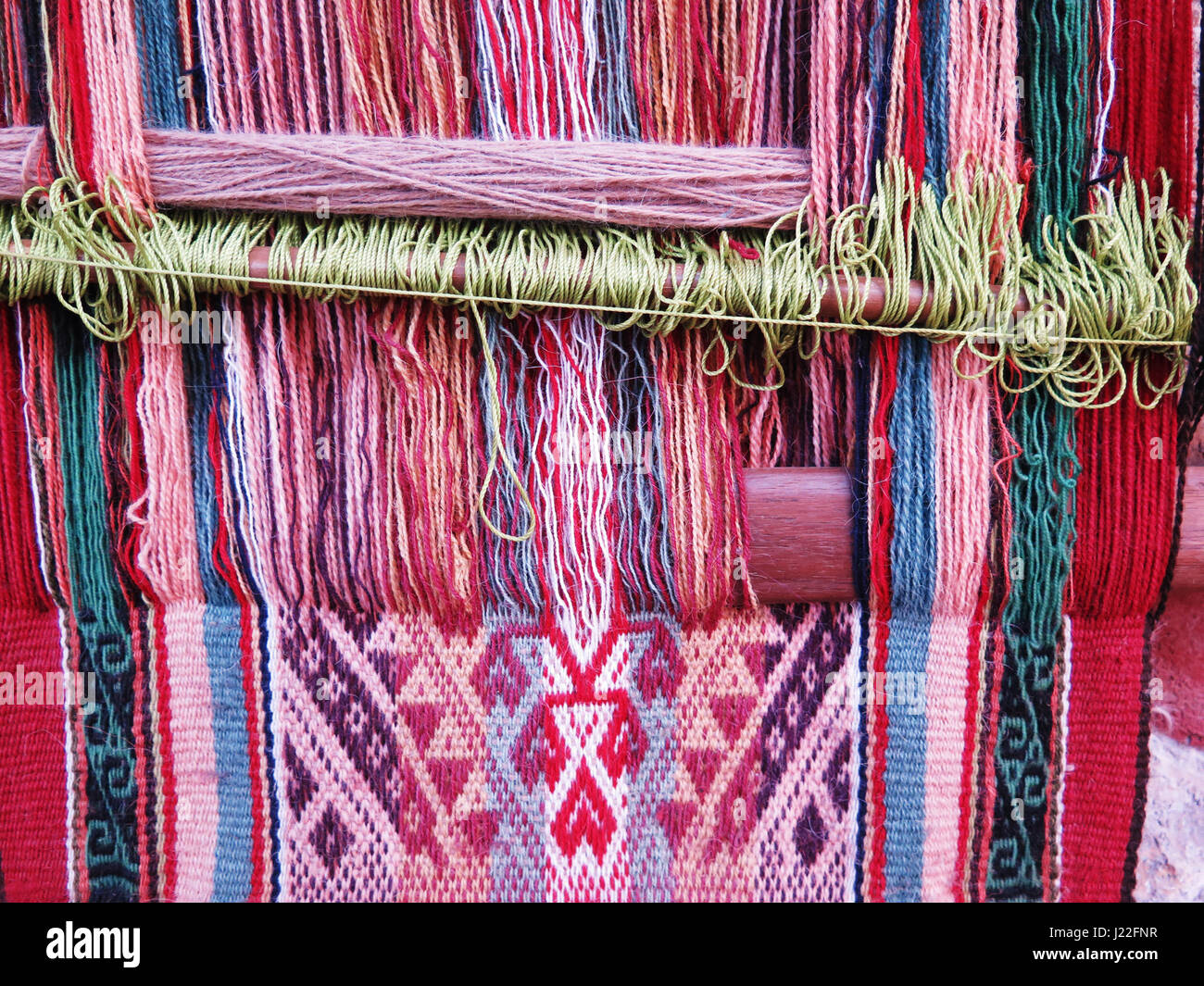 Natürlich gefärbte Wolle Garn in den peruanischen Anden in Cusco-Peru  Stockfotografie - Alamy