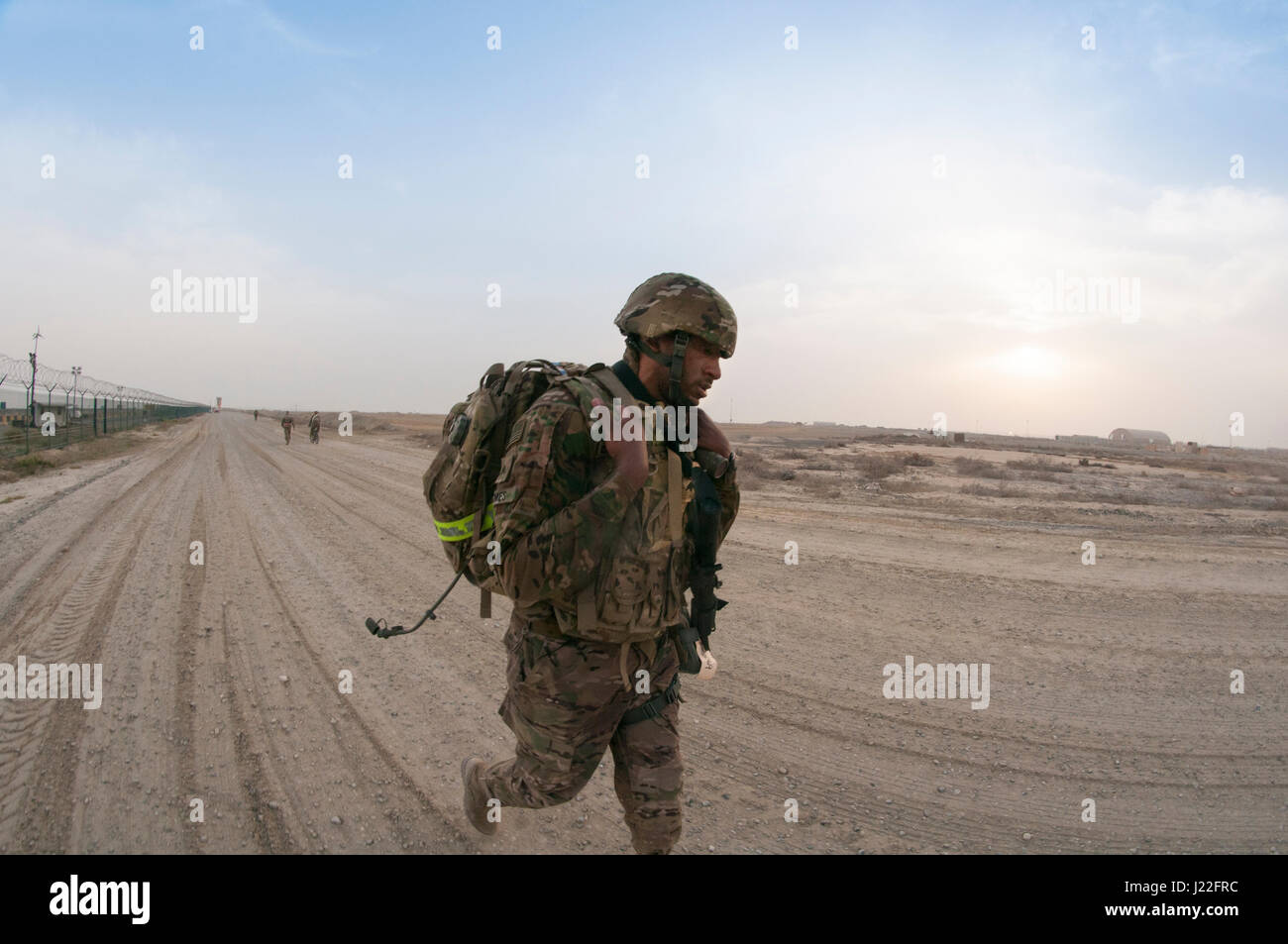 Sgt. Calvin Grimes, ein Soldat mit dem 595th Transport-Bataillon schiebt in Richtung Ziellinie der 1st Sustainment Command (Theater) besten Krieger Wettbewerb 10-Meile Ruck März im Camp Arifjan, Kuwait 16. April 2017.  (US Armee-Foto von Sgt. Christopher Bigelow) Stockfoto