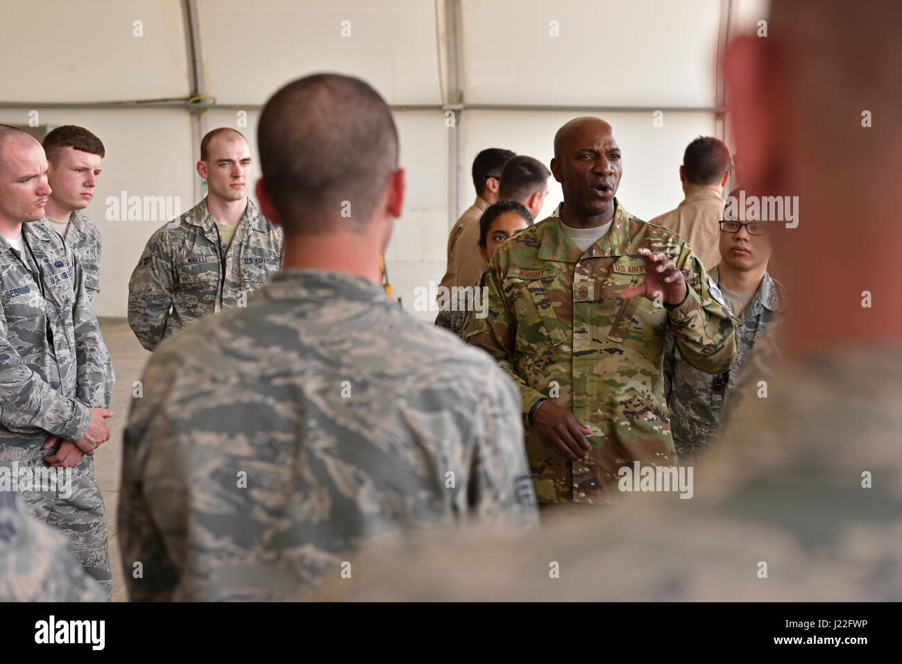 Chief Master Sgt. der Luftwaffe Kaleth O. Wright spricht mit 380. Air Expeditionary Wing an einem unbekannten Ort im Südwesten Asien, 14. April 2017. Wright besuchte die 380 AEW mit Vice Chief Of Staff der Air Force General Stephen Wilson danke Flieger für die Arbeit, die sie zur Unterstützung kombiniert Joint Task Force - Betrieb innewohnende zu beheben. (Foto der US Air Force / Staff Sgt Marjorie A. Bowlden) Stockfoto