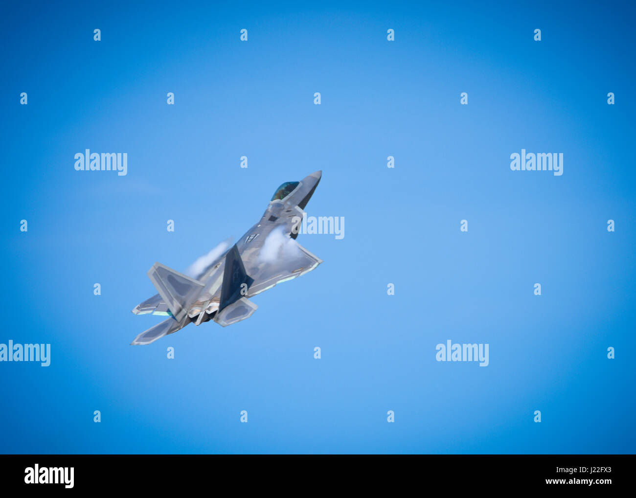 Ein F-22 Raptor der U.S. Air Force fliegt während des ATLANTIC TRIDENT 17 auf der Joint Base Langley-Eustis und nutzt Informationen von mehreren Plattformen, um andere Ressourcen zu steuern und den Missionserfolg zu unterstützen. Stockfoto