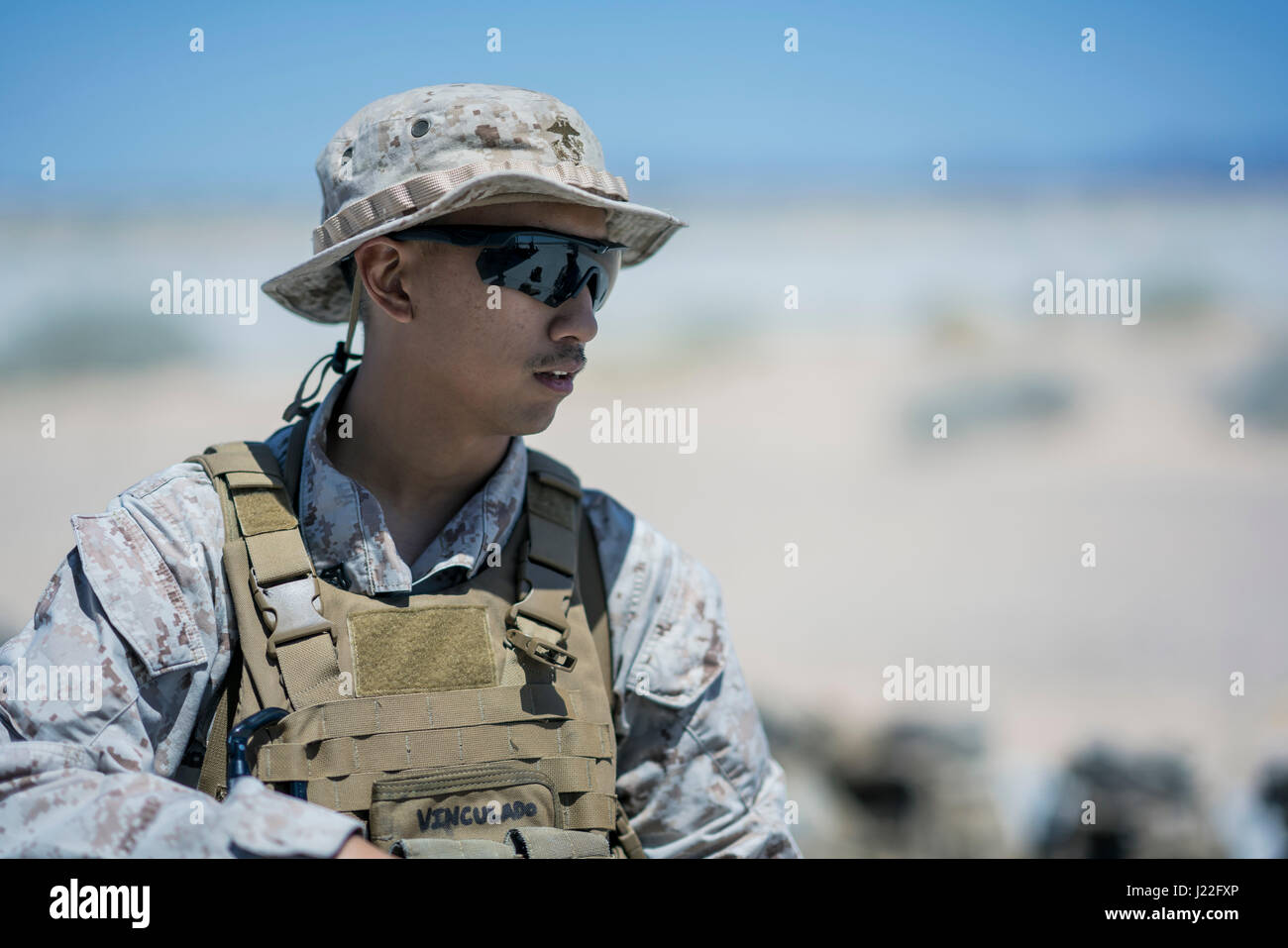 Die Marine Aviation Weapons and Tactics Squadron dokumentiert die Übung der Marine Expeditionary Unit auf dem East Tactical Airfield, Arizona, wobei der Schwerpunkt auf der Beschlagnahme von Flugplätzen, der Bodenintegration und den Operationen an der Küste während der WTI 2-17. Stockfoto