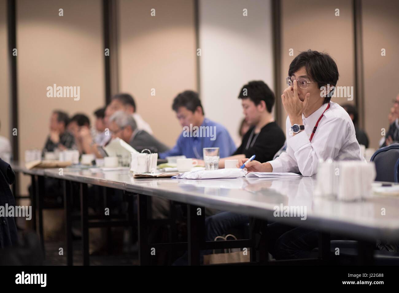 Teilnehmer machen Sie sich Notizen während der Kanto Ebene Mid Air Collision und Vermeidung Konferenz, auf Yokota Air Base, Japan, 15. April 2017. Mehr als 100 privaten japanischen Piloten nahmen an der Konferenz zur Sensibilisierung und Förderung der Sicherheit in den Himmel über der Yokota und den umliegenden Gemeinden. (Foto: U.S. Air Force Yasuo Osakabe) Stockfoto