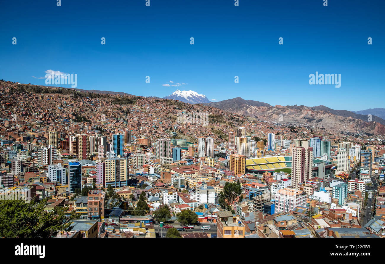 Luftaufnahme der Stadt La Paz mit Illimani Berg auf Hintergrund - La Paz, Bolivien Stockfoto