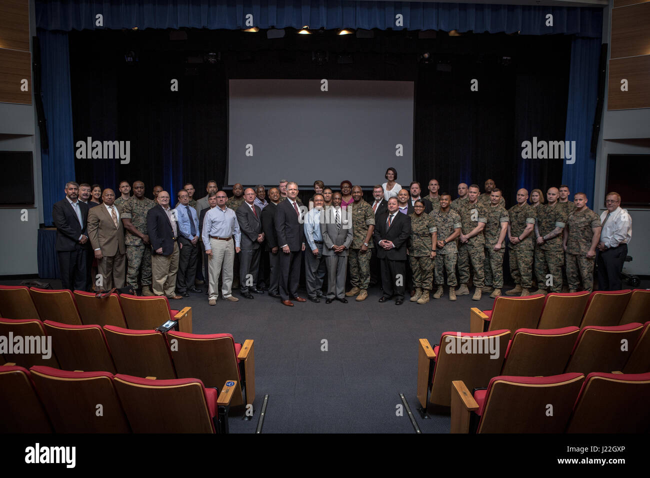 US Marine Corps Generalleutnant Ronald L. Bailey, stellvertretender Kommandant für Pläne, Strategien und Operationen, und Randy R. Smith, Direktor, Security Division (PS) Pose für ein Foto mit Marines und Zivilisten der PS-Division im Pentagon, Arlington, VA., 17. April 2017. PS Division entwickelt, koordiniert, integriert und überwacht Kraft Politik und Sponsoren ausgewählte kritische Schutzprogramme zu sicheren Umgebungen ermöglicht die operativen Kräfte und Unterstützung Einrichtung um Marinekorps globale Missionen erfolgreich auszuführen. (Foto: U.S. Marine Corps Pfc. Alex A. Quiles) Stockfoto