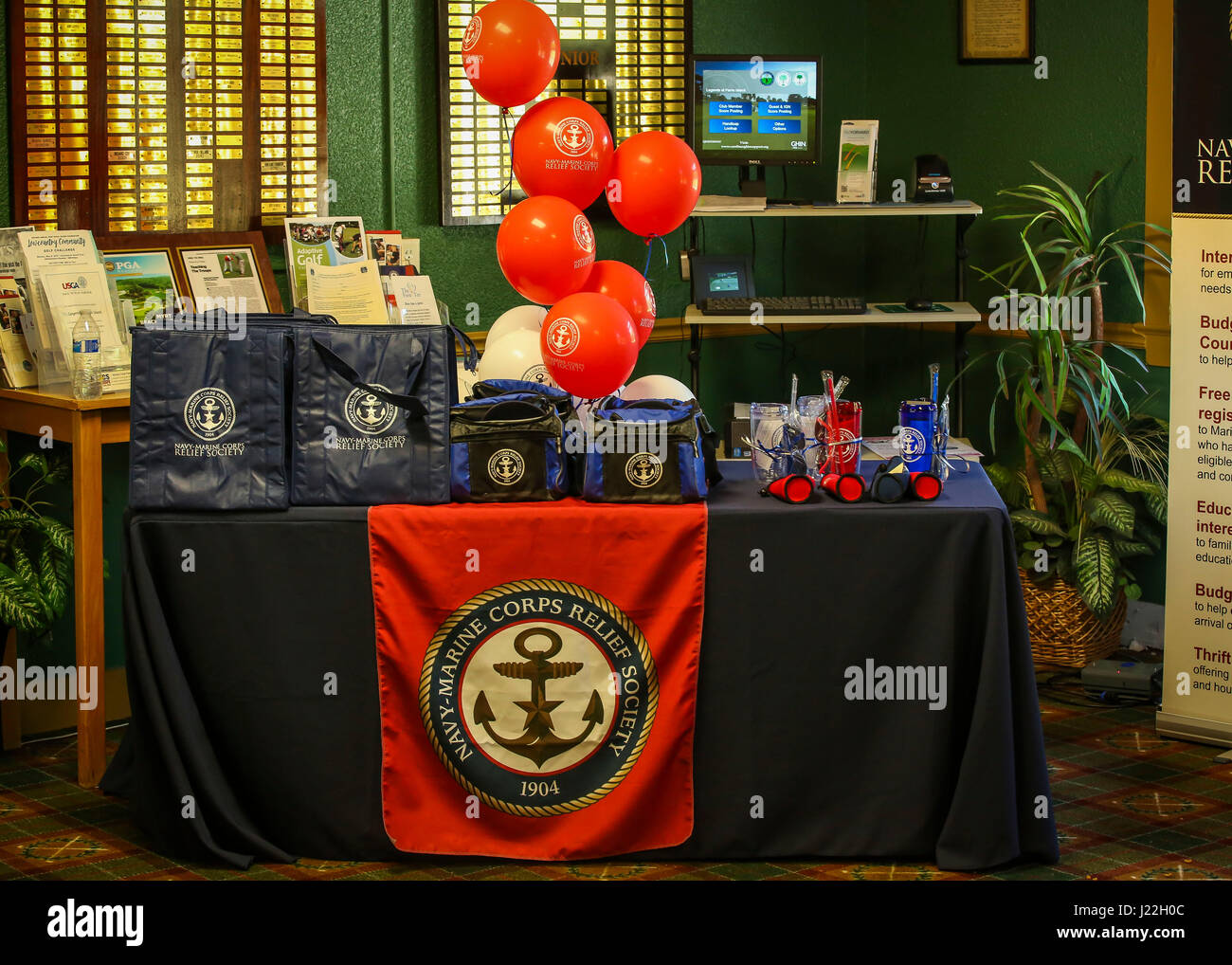 Navy und Marine Corps FHV statt ein Golfturnier an Bord Marine Corps zu rekrutieren Depot Parris Island, April 17. Das Turnier war die letzte Veranstaltung im NMCRS Active Duty Fonds Laufwerk. Das ADFD soll Mittel zur Unterstützung der Programme angeboten durch die NMCRS zu erhöhen und das Bewusstsein für die Dienste zur Verfügung, um aktiven Dienst Matrosen und Marinesoldaten. Stockfoto