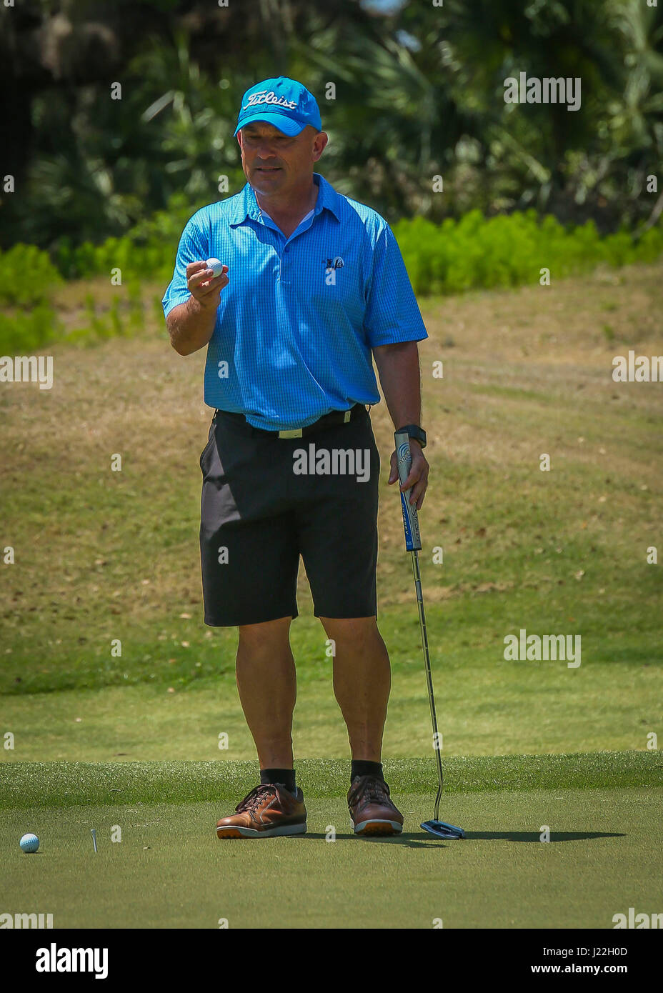 Major General Austin E. Renforth bereitet sich während eines Golfturniers an Bord Marine Corps zu rekrutieren Depot Parris Island, April 17 putt. Navy und Marine Corps FHV statt das Turnier als die letzte Veranstaltung In der Active Duty Fund Laufwerk. Das Laufwerk ist ein Monat lang bemühen, Geld aufzutreiben, um NMCRS und die Dienste unterstützen angeboten, Marines und Matrosen. Renforth ist der dominierende General von MCRD Parris Island. Stockfoto