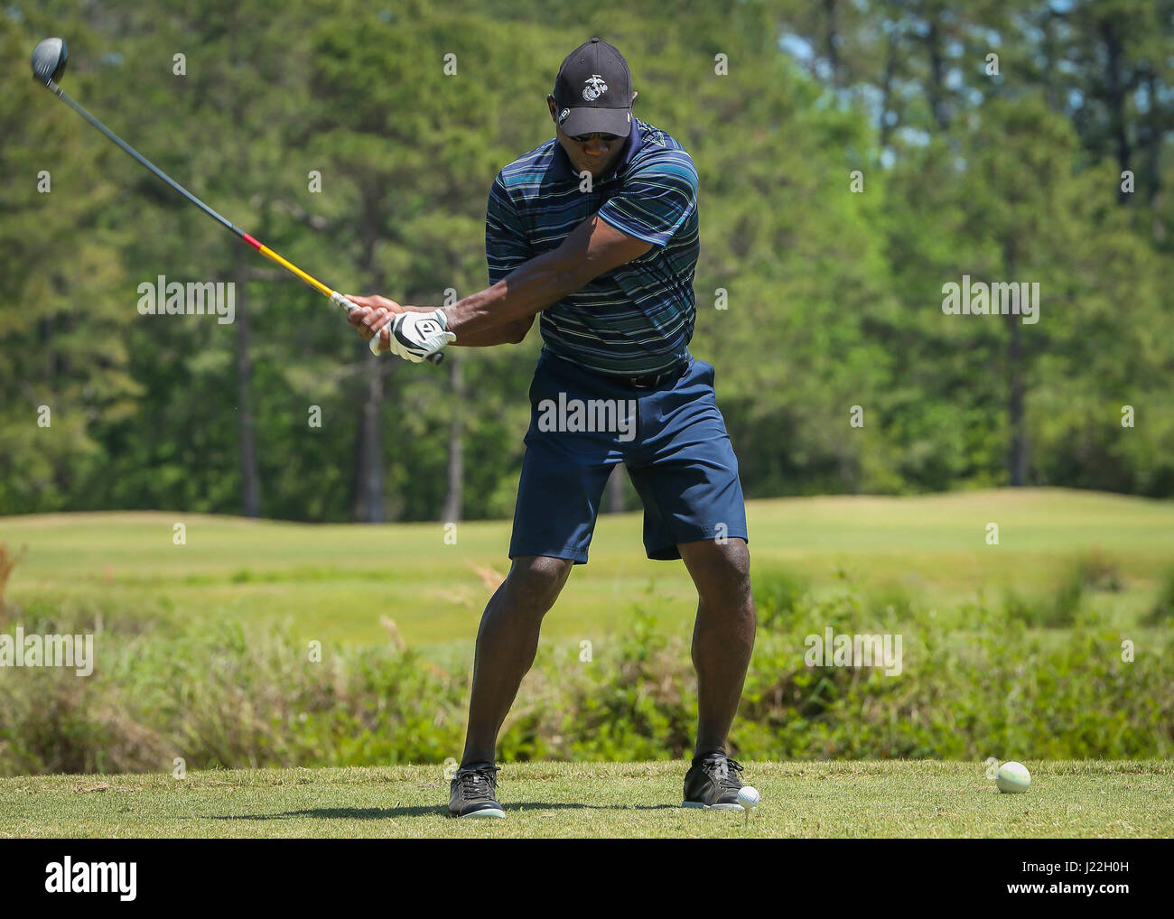 Ein Golfer beginnt das erste Loch eines Golfturniers an Bord Marine Corps zu rekrutieren Depot Parris Island, April 17. Navy und Marine Corps FHV statt das Turnier als die letzte Veranstaltung In der Active Duty Fund Laufwerk. Das Laufwerk ist ein Monat lang bemühen, Geld aufzutreiben, um NMCRS und die Dienste unterstützen angeboten, Marines und Matrosen. Das Ziel für MCRD Parris Island ist $120.000 und das Ziel für die Marine Corps Air Station Beaufort ist $40.000. Stockfoto