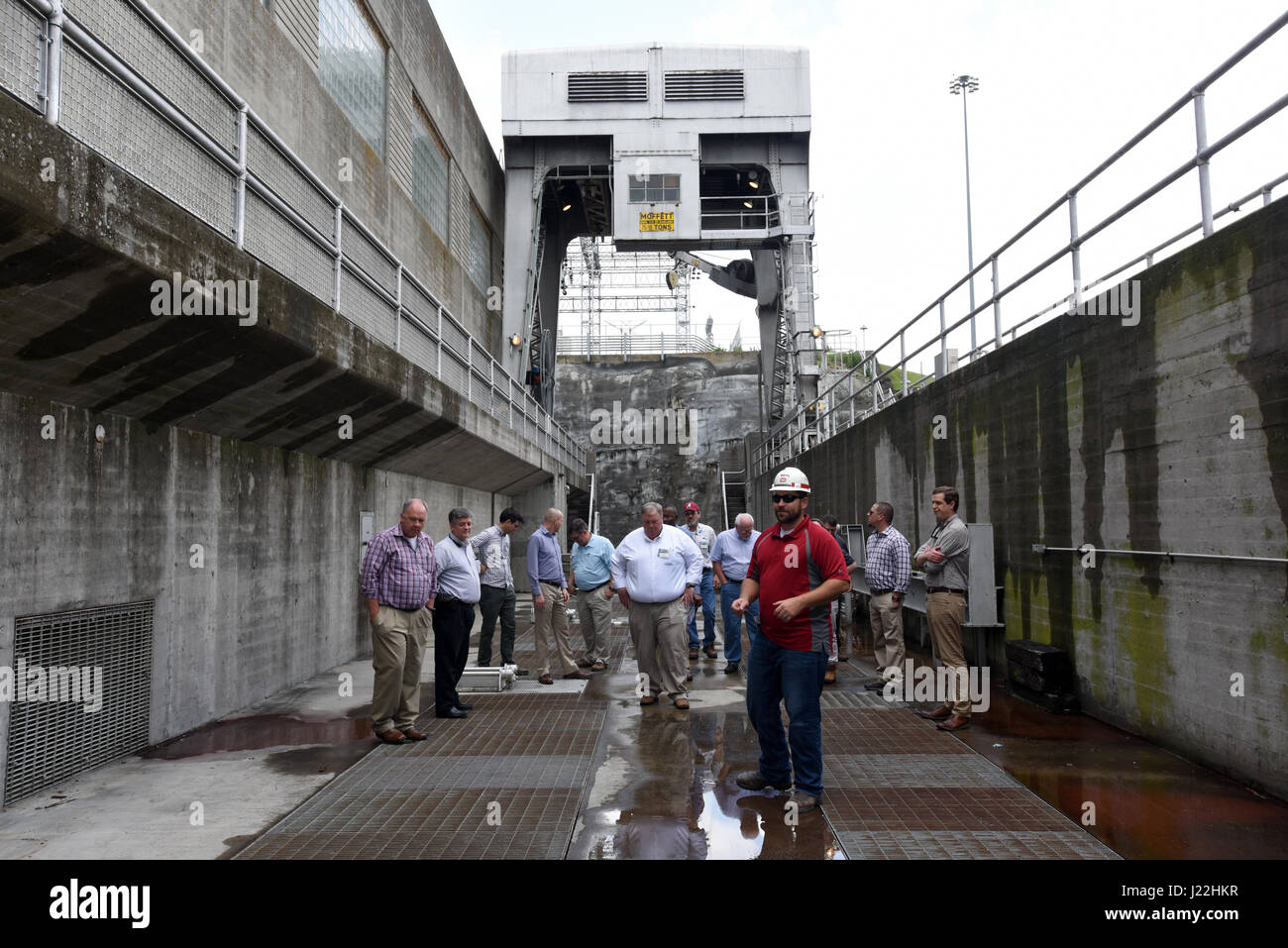 John Bell, Kraftwerk Praktikant, führt eine Gruppe von Experten der Wasserkraft an der 40. gemeinsame Wasserkraft-Konferenz in Nashville Tennessee, auf einer Tour der alten Hickory Dam in Old Hickory, Tenn, 19. April 2017. (USACE Foto von Leon Roberts) Stockfoto