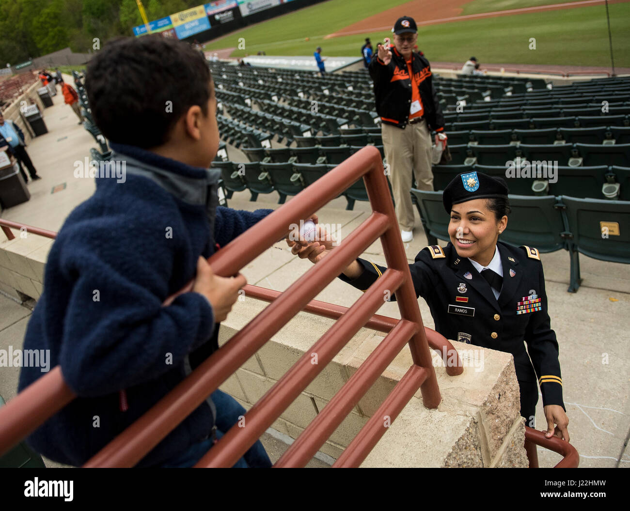 Major Stephanie Ramos, US-Armee Öffentlichkeitsarbeit Reserveoffizier des Befehls 200. Militärpolizei mit Sitz in Fort Meade, Maryland, Hände einen Baseball zu ihrem Sohn während einer Feier für die Army Reserve 109. Geburtstag mit dem Bowie Baysox Baseball Club im Prince George es Stadium, 19. April 2017. 200. MP cmd.exe liegt weniger als 20 Meilen aus dem Stadion, und suchte diese Gelegenheit, mit der örtlichen Gemeinde zu engagieren. Offizielle Geburtstag der US Army Reserve ist am 23. April. (Foto: US Army Reserve Master Sgt. Michel Sauret) Stockfoto