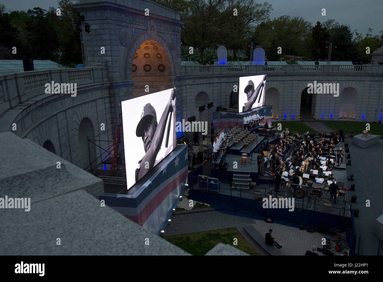 Legendären Baseballspieler Jackie Bild erscheint auf Bildschirmen schmücken sich die Frauen im militärischen Service für Amerika Memorial während der US-Army-Band "Pershings Own" Konzert "ein Abend mit Helden und Voices" in Washington, D.C. im 19. April 2017. Show-Auftritte weiter 19:30 April 21 und 22. (Department of Defense Foto von EJ Hersom) Stockfoto