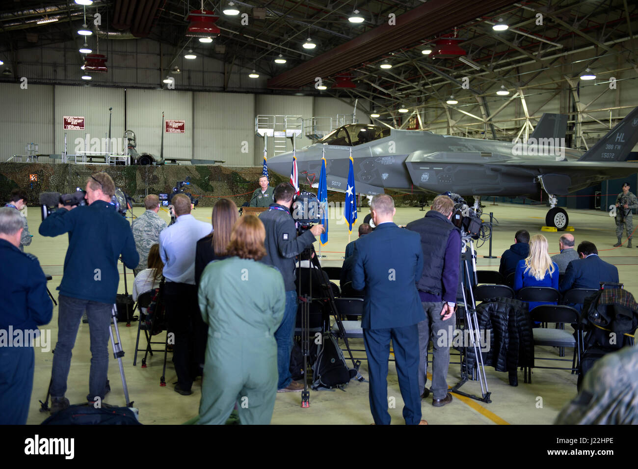Gen Tod Wolters, US Air Forces in Europa und Afrika Air Forces Commander, spricht während einer Pressekonferenz im Royal Air Force Lakenheath, England, 19. April 2017. Die Pressekonferenz war für die besuchenden f-35 Lightning II an RAF Lakenheath statt. (U.S. Air Force Photo/Senior Airman Malcolm Mayfield) Stockfoto