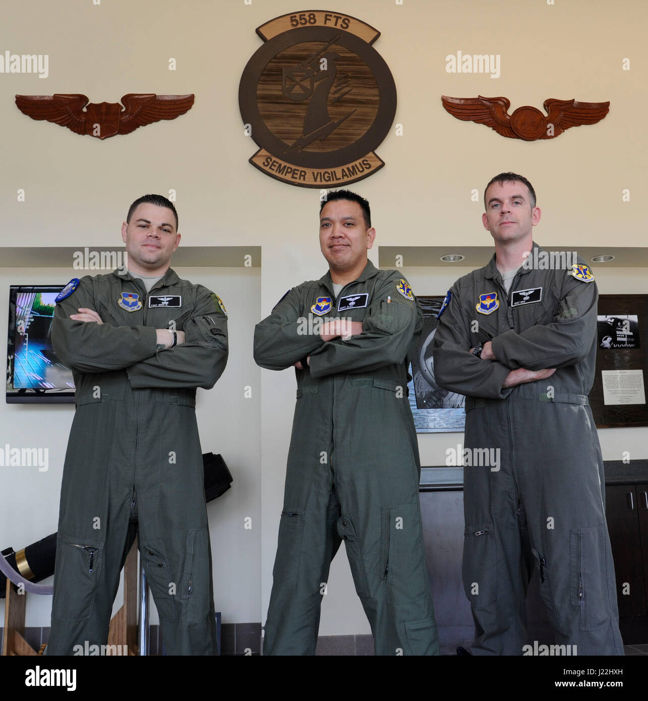 Techn. Sgt. Mike, Sgt. Master Alex und Master Sergeant Mike werden die ersten eingetragen Pilot erste Klasse Schüler Absolvent Undergraduate aus der Ferne gesteuert Flugzeuge Training auf gemeinsamer Basis San Antonio-Randolph, Texas, am 5. Mai 2017. Diese epische Studenten sind mit Offizier Studenten 17-10, um die 558th Flying Training Squadron URT Klasse zugeordnet integriert. Namensschilder wurden durch Luftwaffe Beschränkungen für Offenlegung von Identifikationsinformationen für RPA Betreiber verwischt. (US Air Force Illustration von techn. Sgt. Ave I. Young) Stockfoto