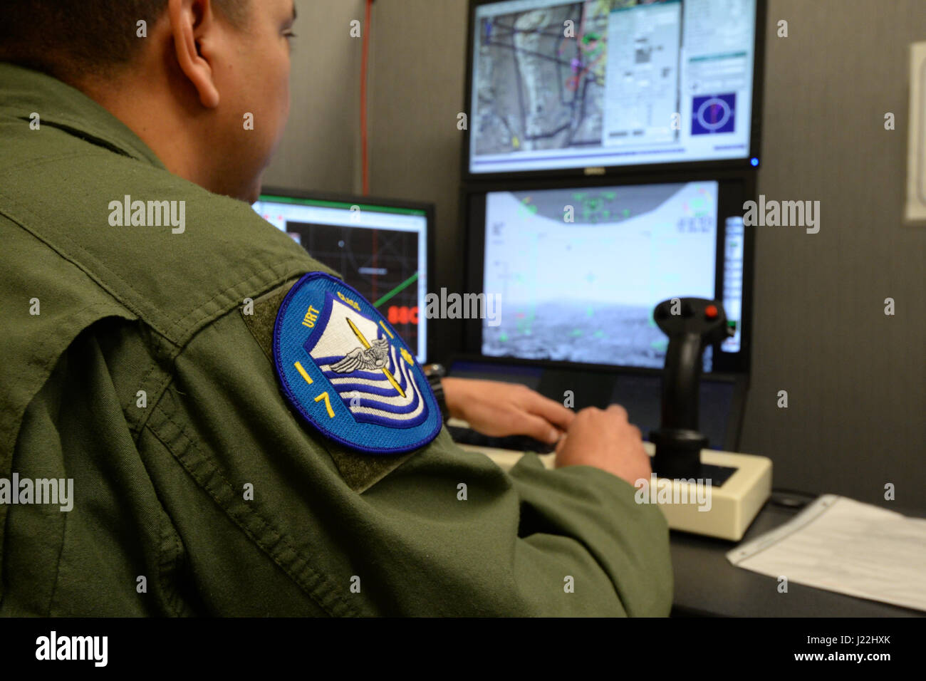 Master Sergeant Alex, einer der ersten eingetragen Pilot erste Klasse Schüler, betrieben die Steuerelemente für einen Simulator im Verlauf aus der Ferne gesteuert Flugzeuge Grundlagen auf gemeinsamer Basis San Antonio-Randolph, Texas, 19. April 2017. Alex wird Undergraduate Remote Piloted Training Klasse 17-10, 558th Flying Training Geschwader zugewiesen. (Foto: U.S. Air Force techn. Sgt. Ave I. Young)    Die Undergraduate aus der Ferne pilotiert Training Klasse 17-10 Patch wird von den Studenten getragen und soll mit dem Master Sergeant Insignia eingetragen Pilot Einstiegsklasse Studierenden zu vertreten. Master Sergeant Alex Stockfoto