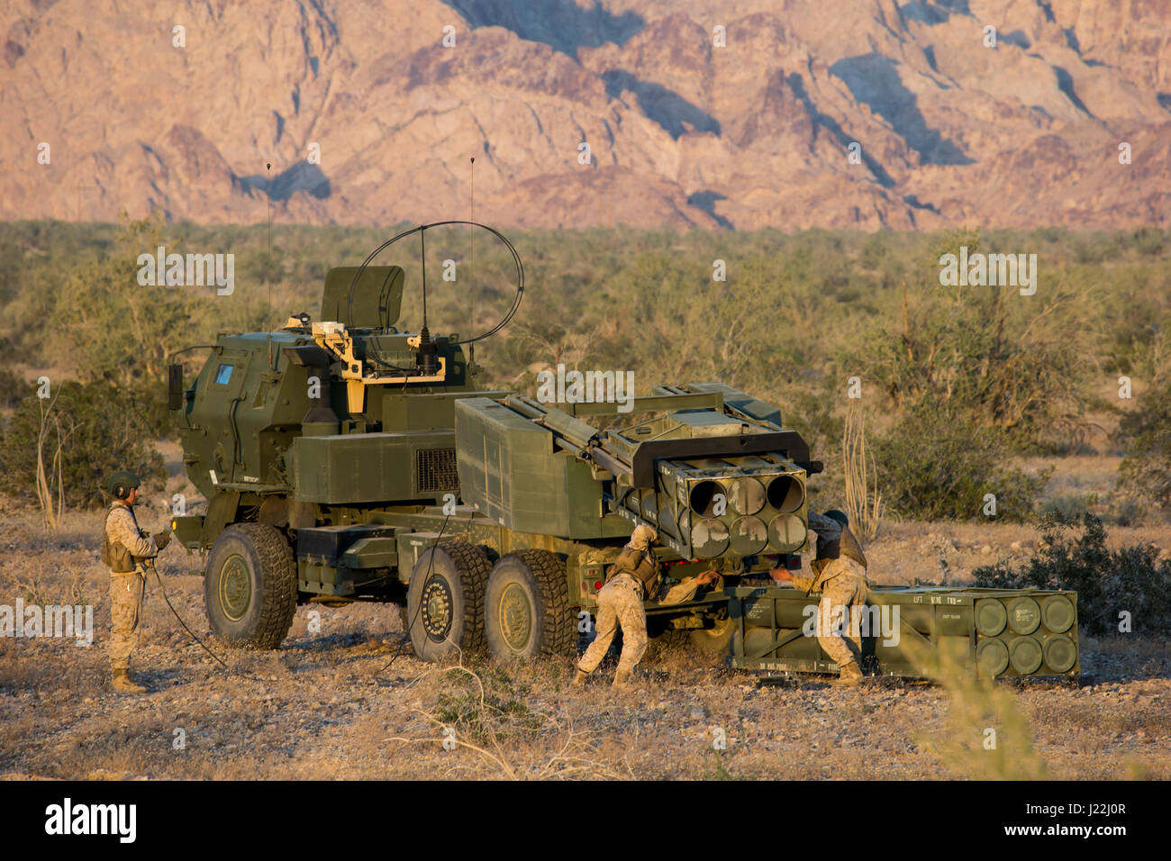 US-Marines mit 14. Marines Regiment, 2. Bataillon, 4. Marine Division Ladung Raketen auf eine hohe Mobilität Artillerie Raketen M142 System während Angriff Unterstützung Taktik 2 (AST-2), als Teil von Waffen und Taktiken Instructor Kurs (WTI) 2-17 bei Artillerie Feuer Bereich 1, Slab City, Kalifornien, 19. April 2017. AST-2 ist eine Übung konzentriert sich auf die Umsetzung einer Dual-Website, gleichzeitige nächtlichen Razzia mit einem Unternehmen große Element, das kombinierte Waffen mit den sechs Funktionen der WTI integriert ist eine siebenwöchige Fortbildungsveranstaltung hosted by Marine Aviation Waffen und Taktiken Squadron One (MAWTS-1) Kader, die Oper betont Stockfoto