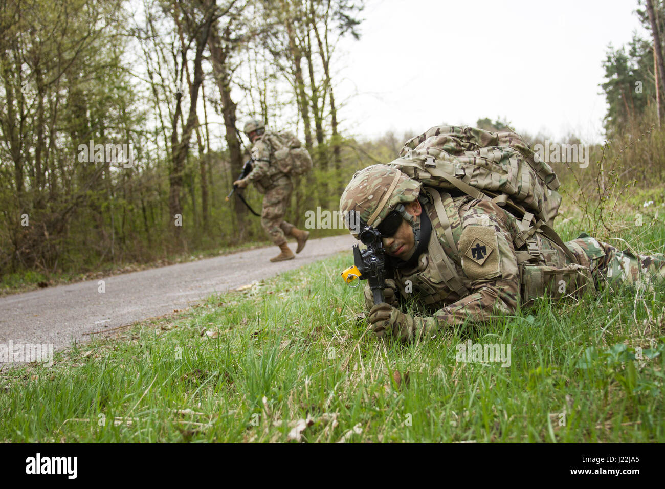 SPC. Jacob Rath, ein Bewohner von Enid, Oklahoma und ein Soldat mit der 45. Infanterie Brigade Combat Team bereitgestellt für die Ukraine, bietet Sicherheit für die Mitglieder seiner Mannschaft, während sie eine Straße während einer situativen Übung während der 7. Armee Traning Befehl Unteroffizier Academy Leader Grundkurs am Yavoriv Combat Training Center auf der internationalen Friedenssicherung und Security Center überqueren , in der Nähe von Yavoriv, Ukraine, am 20. April. (Foto von Sgt. Anthony Jones, 45. Infanterie Brigade Combat Team) Stockfoto