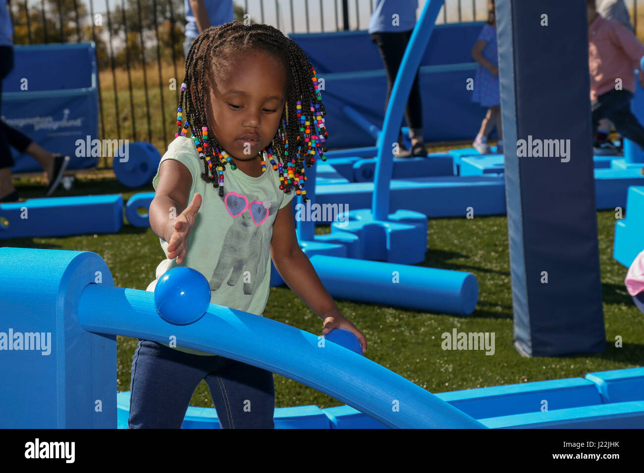 Kinder von der Armed Services Young Men Christian Association (ASYMCA) Camp Pendleton, Fisher Kinderzentrum spielen auf der neu offenbarten "Phantasie Spielplatz" während einer "Woche der Play" Veranstaltung am Camp Pendleton, Kalifornien, 20. April 2017. ASYMCA, Fisher Kinderzentrum, erhielt ein Kaboom spielen Stipendium der CarMax Stiftung für militärische Kind Monat, wo ein Phantasie-Spielplatz offenbart wurde. (Foto: U.S. Marine Corps CPL. Brandon Martinez) Stockfoto