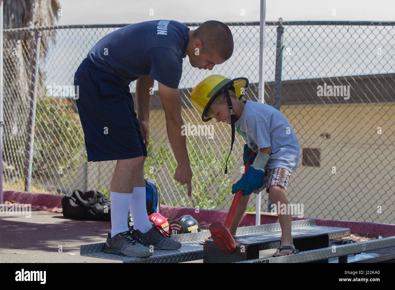 Rekruten mit der 51. Feuer-Akademie zeigen Kinder wie mit einem Keiser-Schlitten, die gewaltsame Eintritt in ein Gebäude an der 1. jährlichen Stadt von Oceanside öffentliche Sicherheit Messe am El Camino High School Football-Feld in Oceanside, Kalifornien, 22. April 2017 simuliert. (Foto: U.S. Marine Corps Lance Cpl. Brooke Woods) Stockfoto