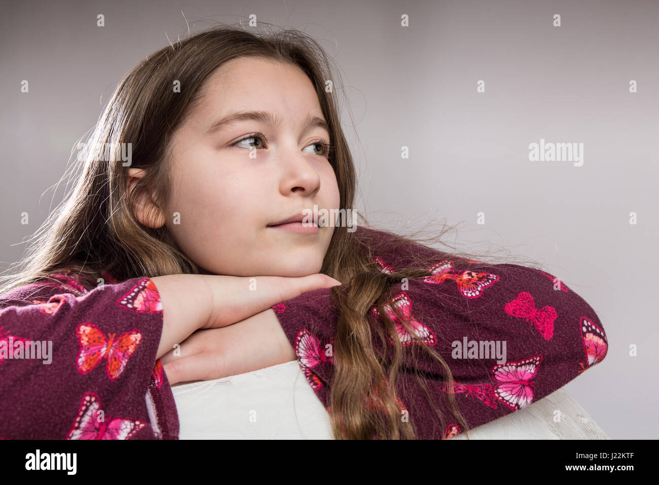 Porträt eines elfjährigen Mädchen suchen nachdenklich Stockfoto