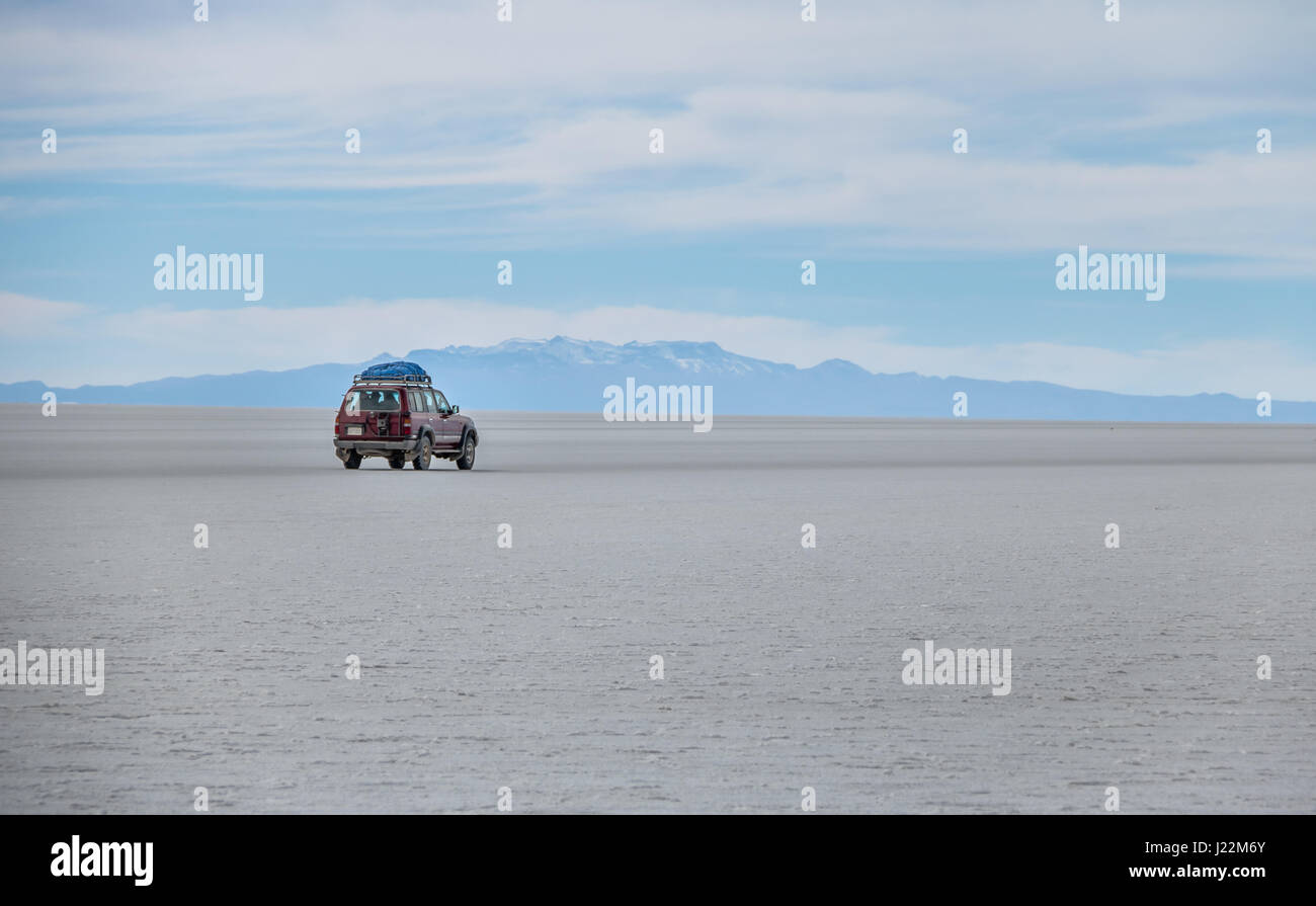 Off-Road-Fahrzeug im Salar de Uyuni Salz flach - Abteilung Potosi, Bolivien Stockfoto