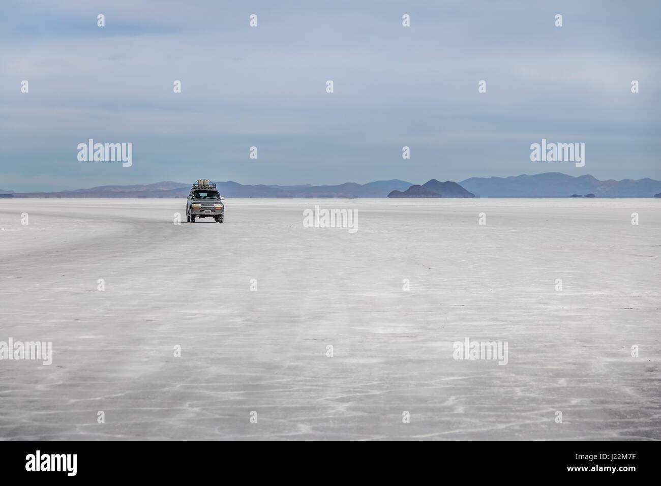 Off-Road-Fahrzeug im Salar de Uyuni Salz flach - Abteilung Potosi, Bolivien Stockfoto