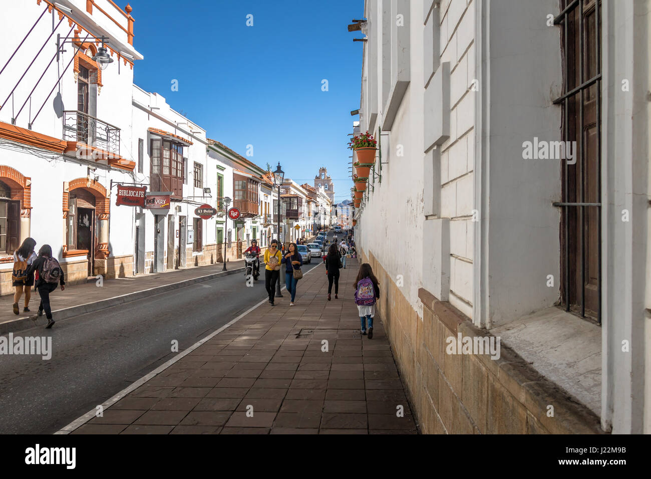 Die Innenstadt von Straße mit La Merced Kirche auf Hintergrund - Sucre, Bolivien Stockfoto