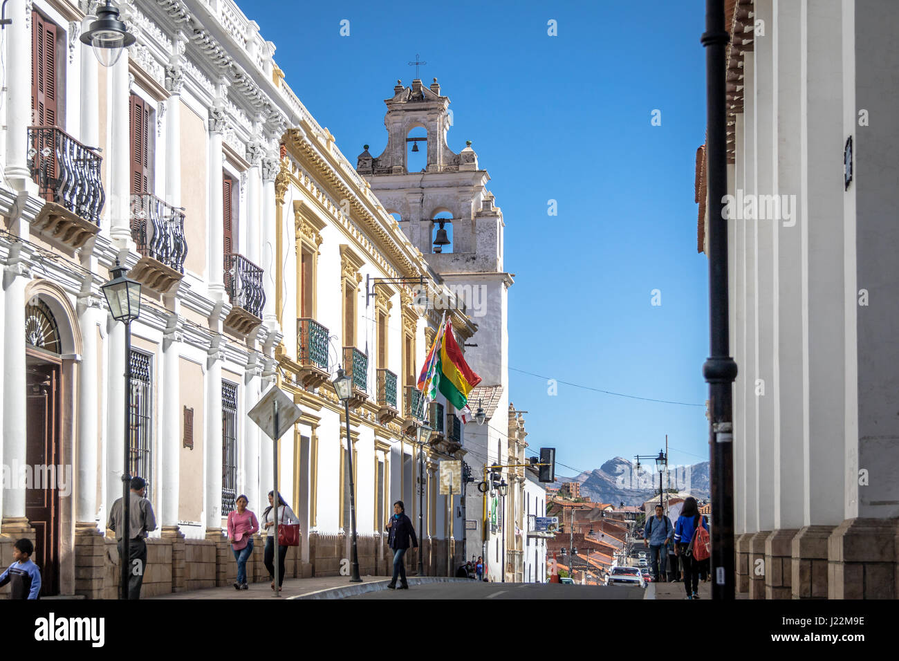 Die Innenstadt von Straße mit La Merced Kirche auf Hintergrund - Sucre, Bolivien Stockfoto