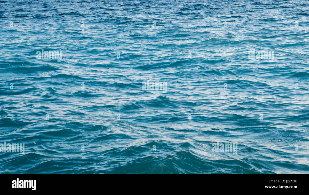 Wellen am blauen Meer-Landschaft Stockfoto