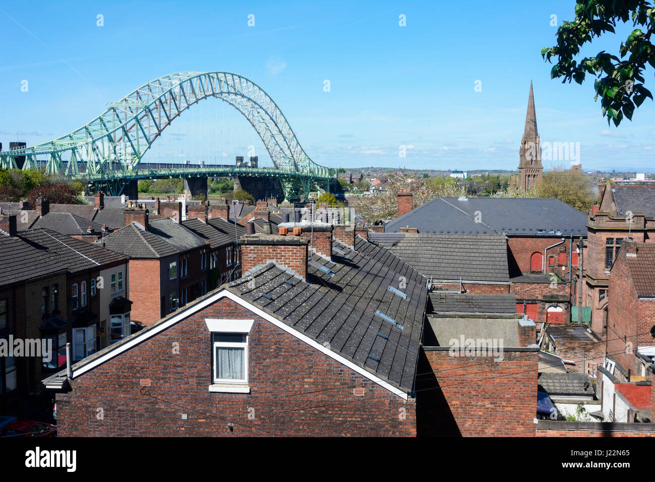 Runcorn Widnes Brücke Runcorn Dächer überragt. Stockfoto