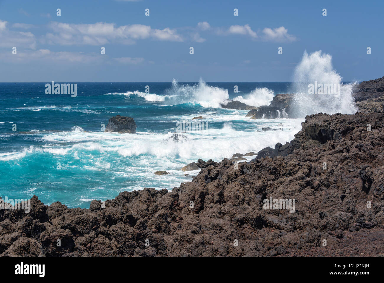 Riesige Wellen, die an der Küste von Lanzarote, Kanarische Inseln, Spanien Stockfoto
