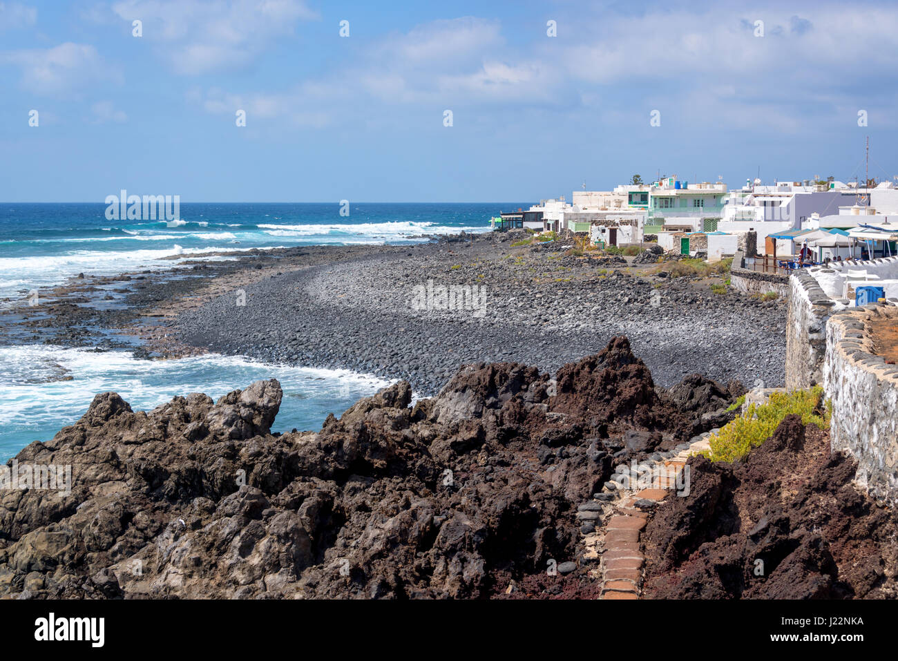 Strand und Dorf El Golfo in Lanzarote, Kanarische Inseln, Spanien Stockfoto