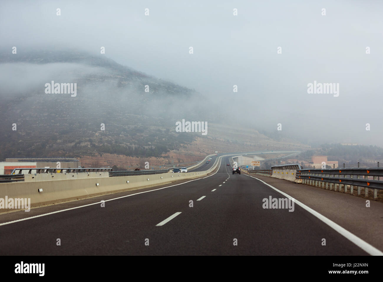 Straße durch die Pyrenäen in einem nebligen Wetter Stockfoto