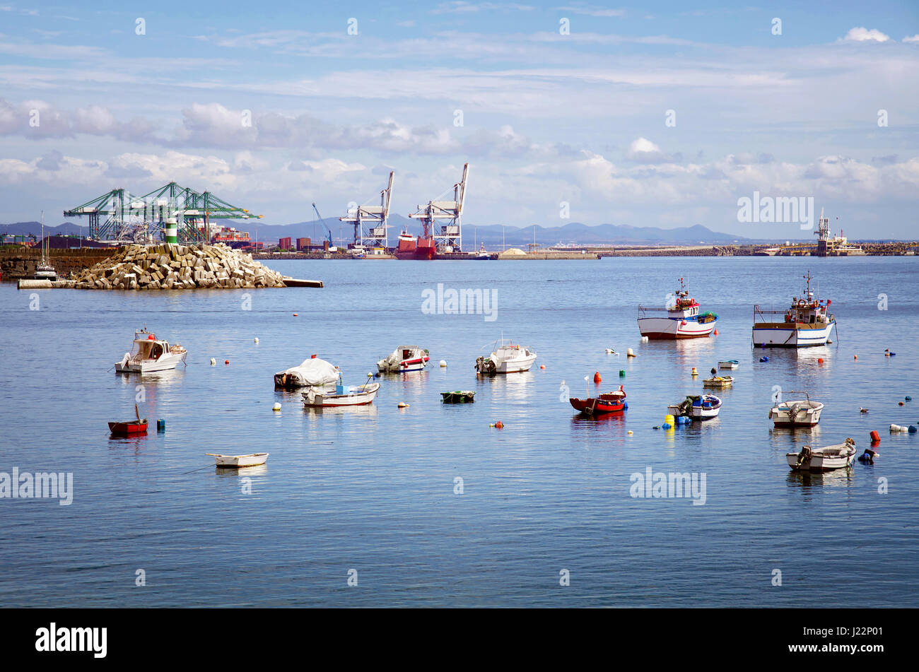 Verankerte Boote in der Nähe von Hafen von Sines, Portugal Stockfoto