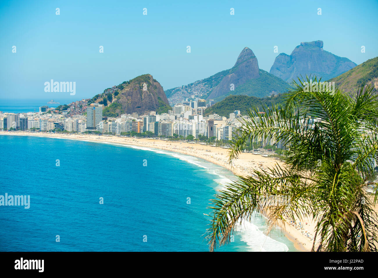 Malerische Landschaftsblick auf die geschwungene Sichel des Copacabana Strand an einem sonnigen Tag in Rio De Janeiro, Brasilien Stockfoto