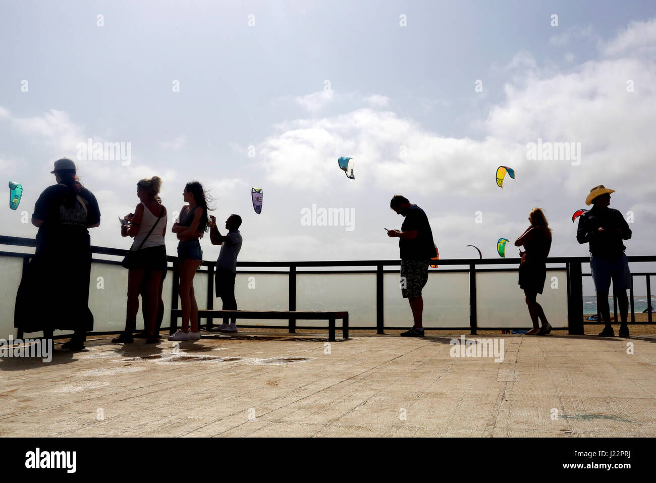 Menschen beobachten Kitesurfen Kite Beach Sal Stockfoto